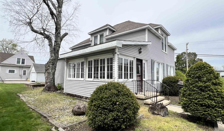 111 3rd St, Winona Lake, IN 46590 - 3 Beds, 2 Bath