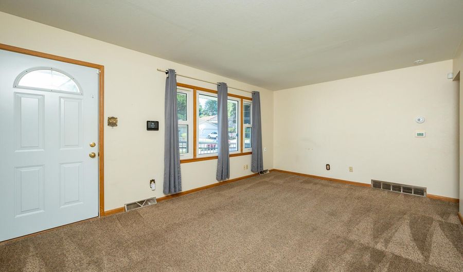 503 E Virginia Ave, Des Moines, IA 50315 - 3 Beds, 2 Bath