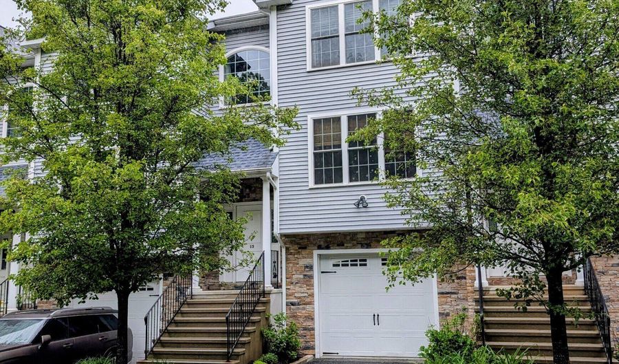 15 Old Oak Dr 15, Brookfield, CT 06804 - 3 Beds, 4 Bath