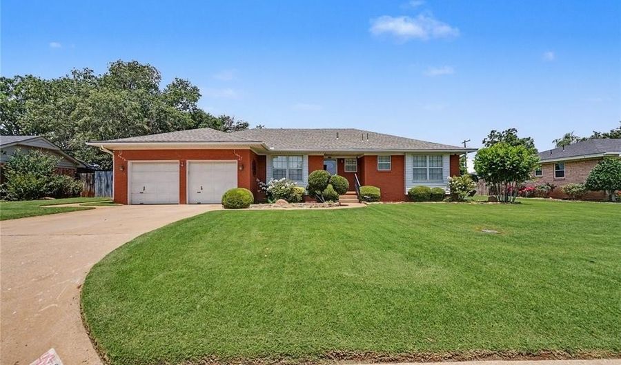 345 Lakeside Dr, Altus, OK 73521 - 3 Beds, 2 Bath
