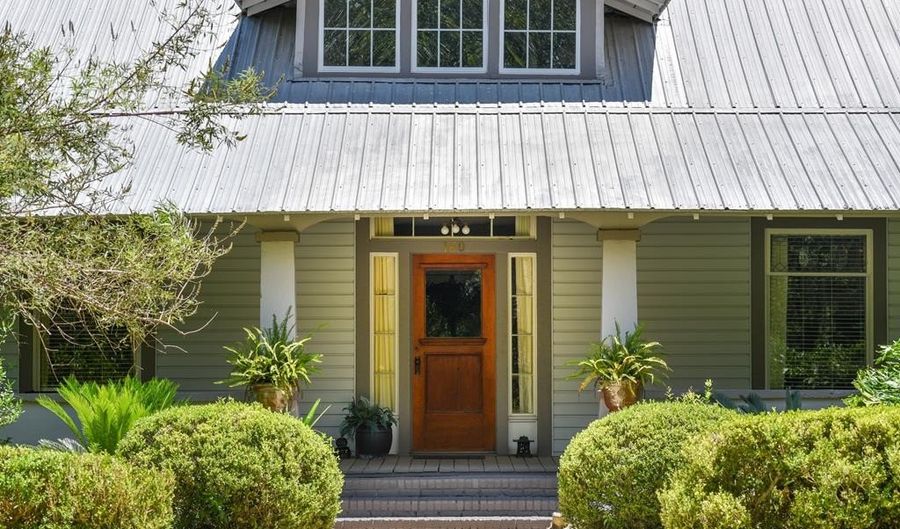 160 Ave C, Apalachicola, FL 32320 - 2 Beds, 2 Bath