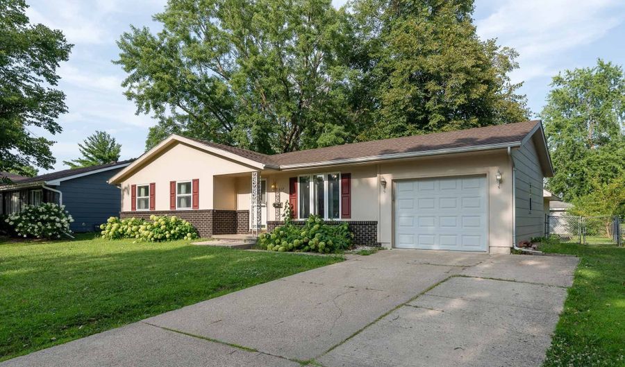 617 NW Beechwood St, Ankeny, IA 50023 - 3 Beds, 2 Bath