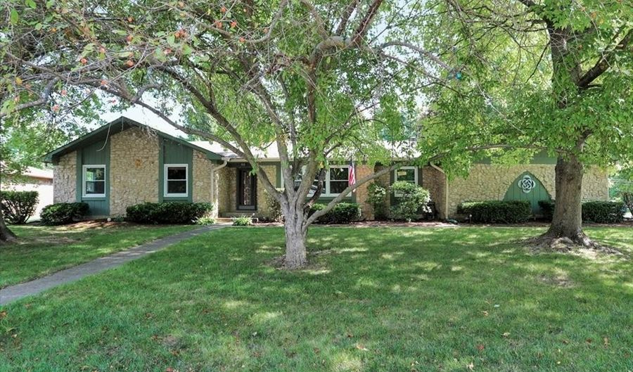 8725 Royal Meadow Dr, Indianapolis, IN 46217 - 4 Beds, 2 Bath