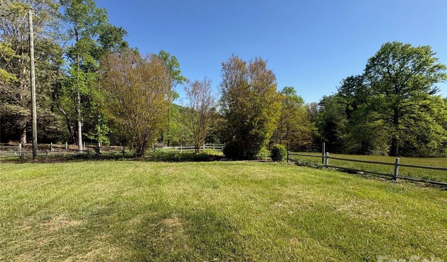 377 Upper Grassy Branch Rd, Asheville, NC 28805 - 2 Beds, 4 Bath