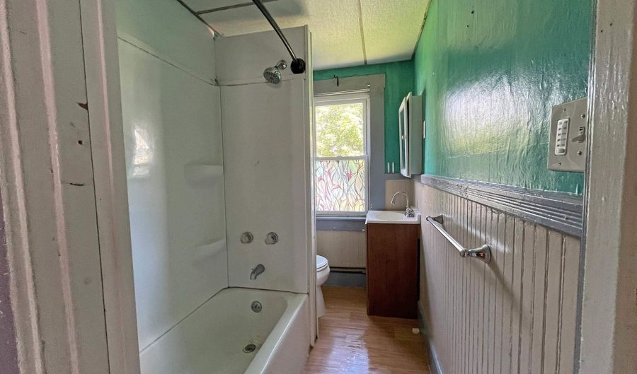 14-16 Valley St, Brattleboro, VT 05301 - 6 Beds, 2 Bath