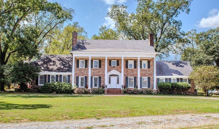 601 N Pickett St, Autaugaville, AL 36003 - 5 Beds, 6 Bath