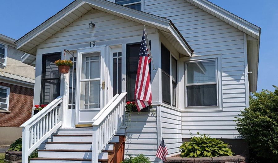 19 Pleasant Ave, Amsterdam, NY 12010 - 3 Beds, 1 Bath