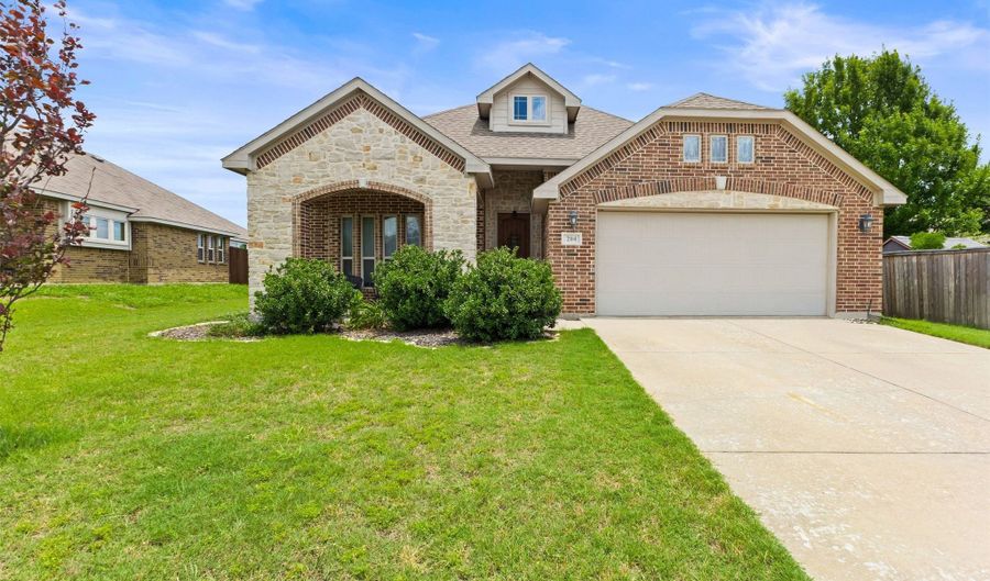204 Briarstone Dr, Alvarado, TX 76009 - 3 Beds, 2 Bath