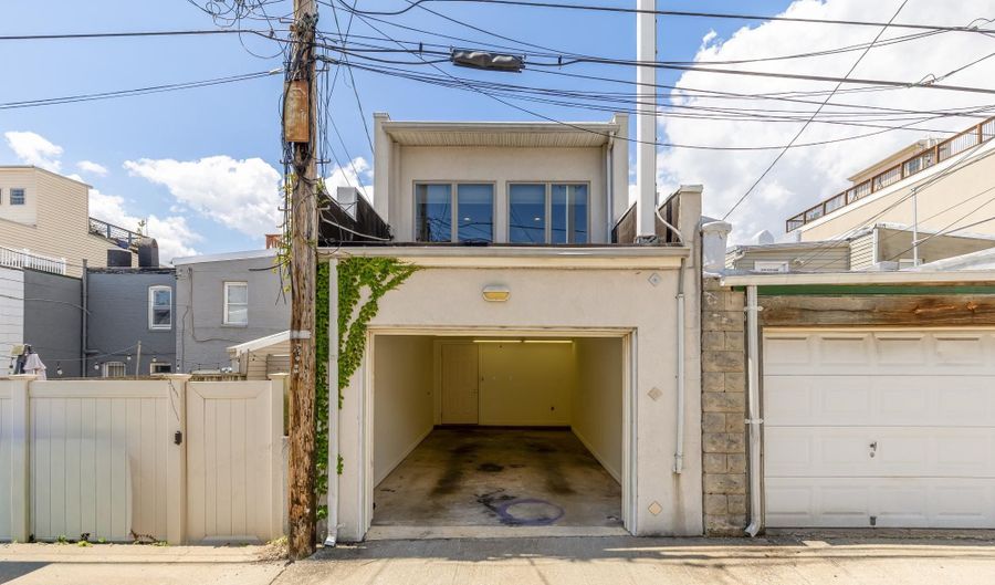 1121 S CLINTON St, Baltimore, MD 21224 - 3 Beds, 3 Bath