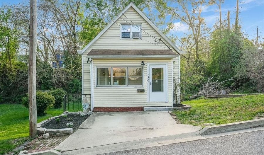 1334 Monroe St, Alton, IL 62002 - 2 Beds, 2 Bath