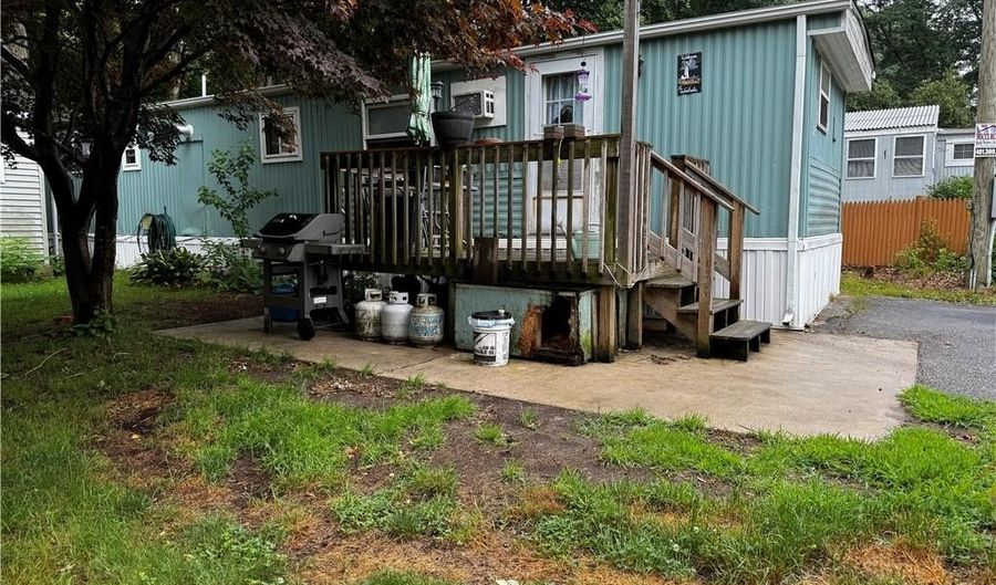23 WOODRIDGE Dr, Burrillville, RI 02839 - 2 Beds, 1 Bath