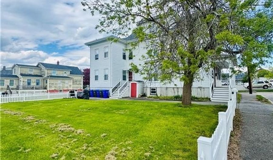 37 Lincoln Ave, Bristol, RI 02809 - 10 Beds, 3 Bath