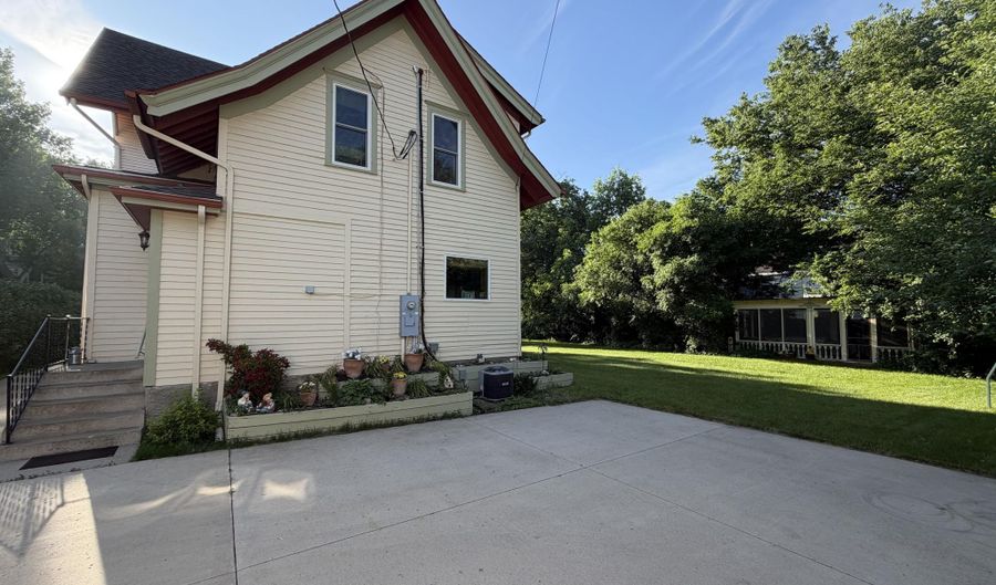 1014 S Jay St, Aberdeen, SD 57401 - 5 Beds, 3 Bath