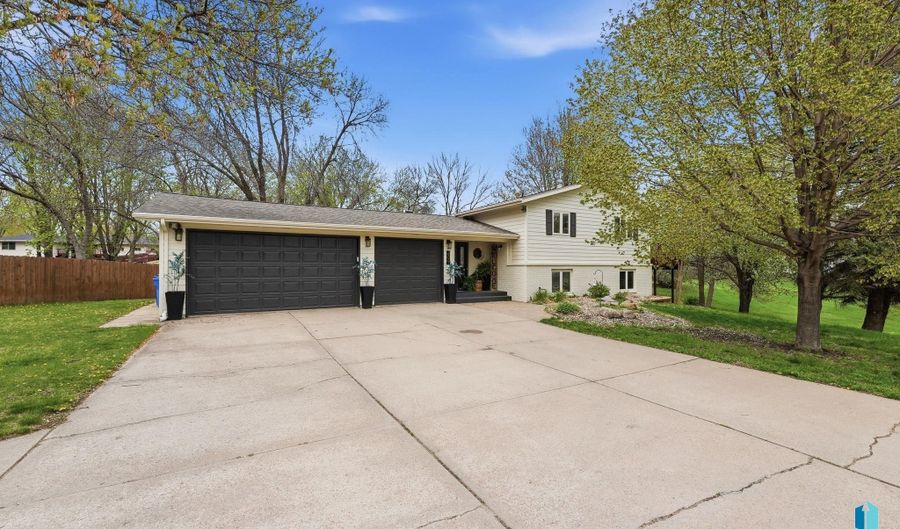 609 S Splitrock Blvd, Brandon, SD 57005 - 5 Beds, 3 Bath