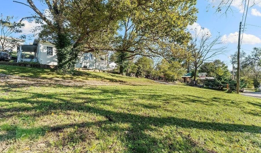 202 Oak St, Anderson, MO 64831 - 2 Beds, 1 Bath