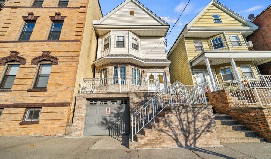 666 KENNEDY Blvd, Bayonne, NJ 07002 - 5 Beds, 4 Bath