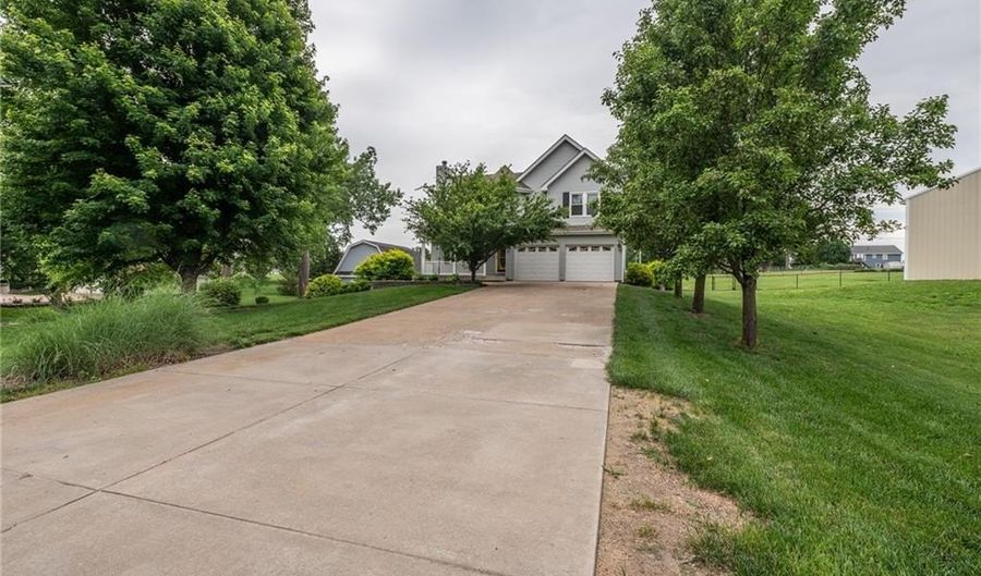 15143 Briarwood Dr, Basehor, KS 66007 - 4 Beds, 3 Bath