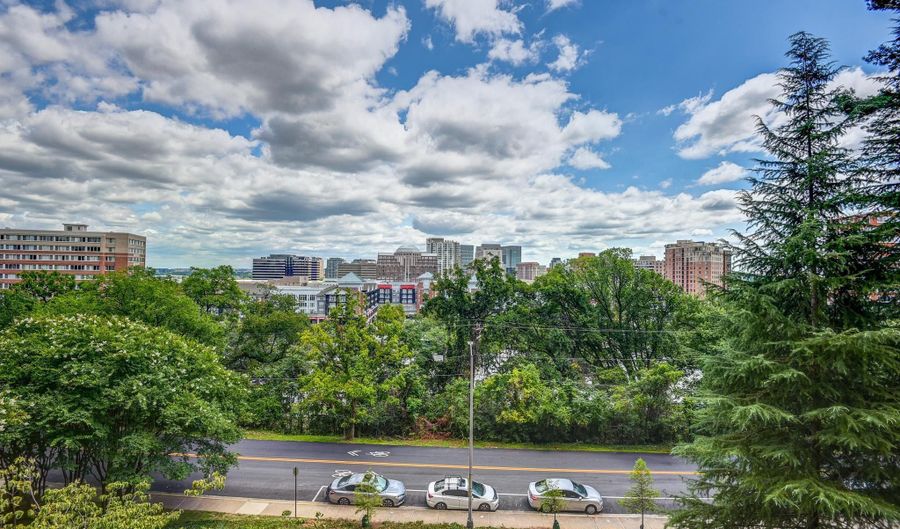 1101 S ARLINGTON RIDGE Rd S 208, Arlington, VA 22202 - 2 Beds, 3 Bath