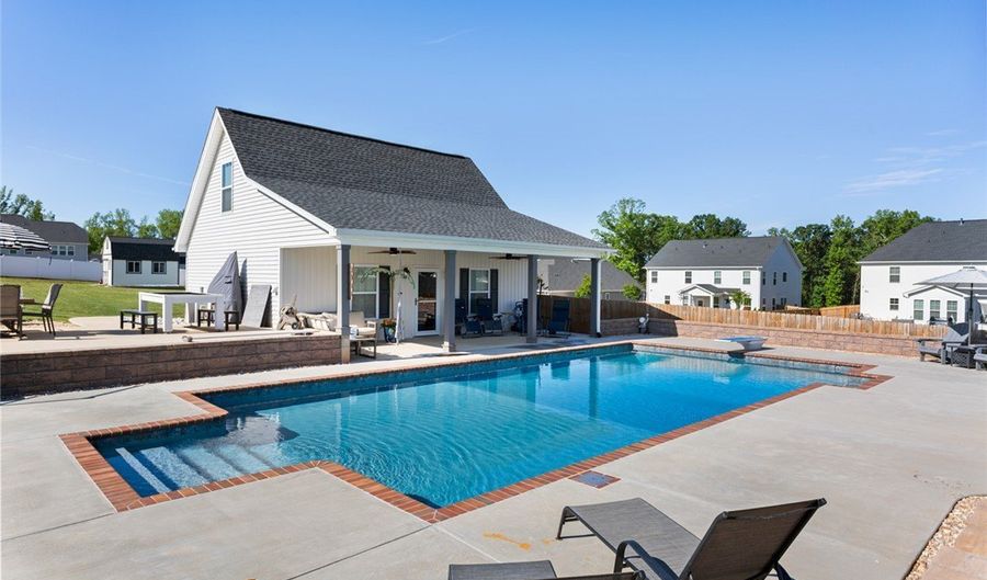 325 Valley Oak Dr, Belton, SC 29627 - 5 Beds, 4 Bath