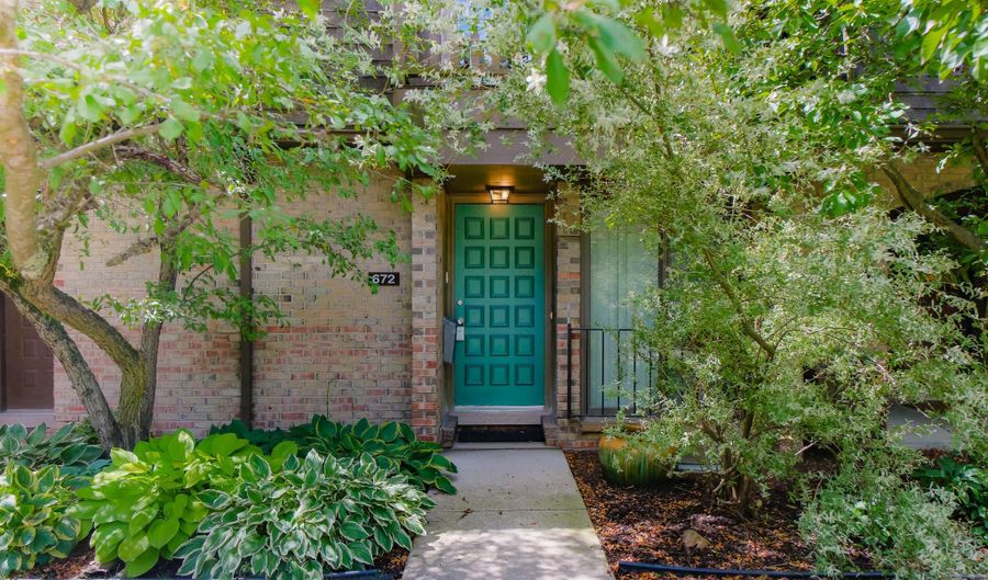 672 Greenhills Dr, Ann Arbor, MI 48105 - 2 Beds, 2 Bath