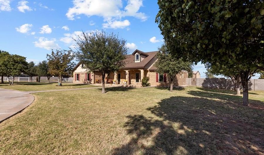 2401 Mustang Dr, Andrews, TX 79714 - 3 Beds, 3 Bath