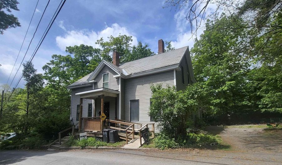 29 Elliot Ter, Brattleboro, VT 05301 - 6 Beds, 2 Bath