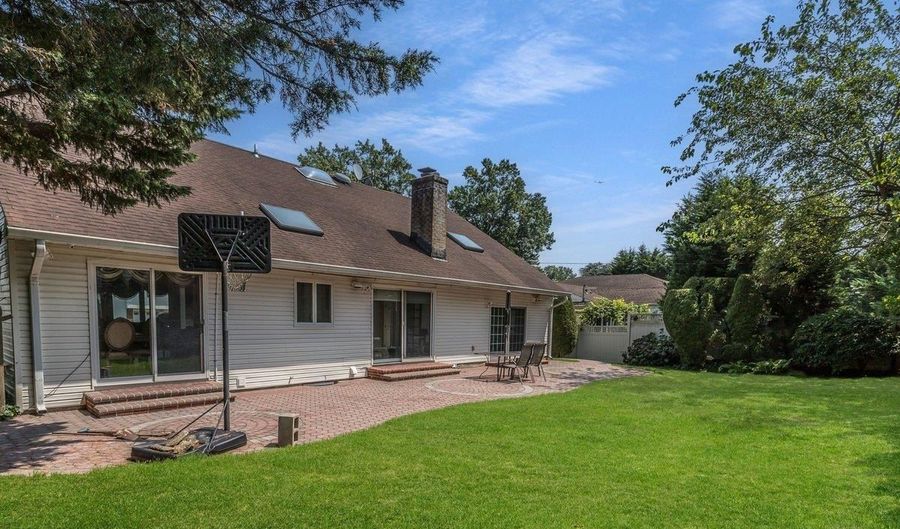 83 The Dell, Albertson, NY 11507 - 4 Beds, 3 Bath