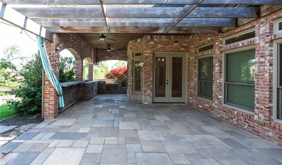 1611 NE Chapel Hill Dr, Bentonville, AR 72712 - 5 Beds, 5 Bath