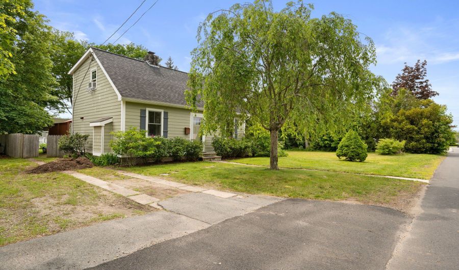 8 Maple Ave, Clinton, CT 06413 - 3 Beds, 2 Bath