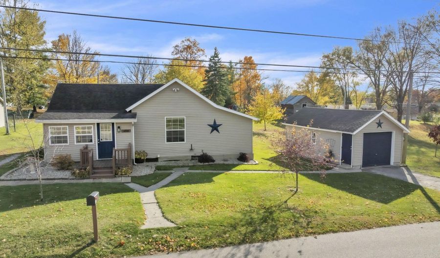 408 W Hazel St, Albion, IN 46701 - 2 Beds, 1 Bath