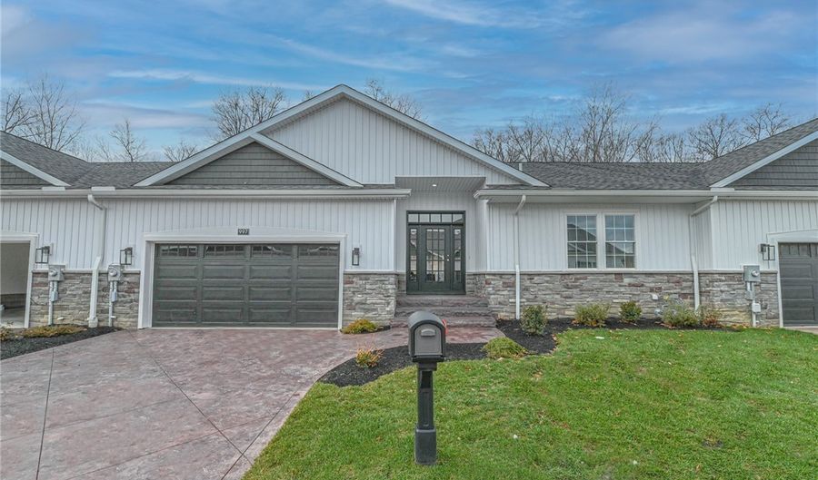 997 Pin Oaks Dr, Broadview Heights, OH 44147 - 3 Beds, 2 Bath