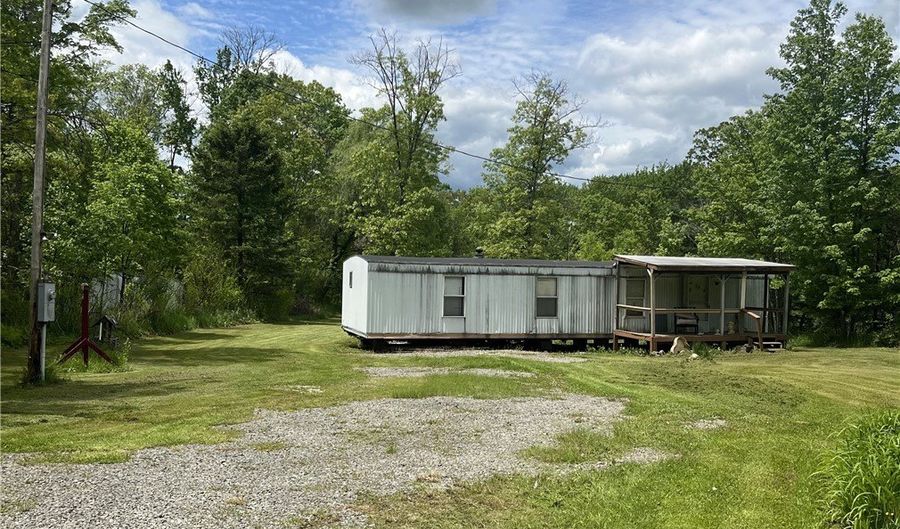 332 Parker Pike, Allegheny Twp., PA 16049 - 2 Beds, 1 Bath