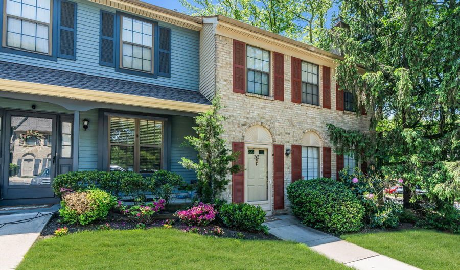 242 Perth Hill Ct, Aberdeen, NJ 07747 - 3 Beds, 3 Bath
