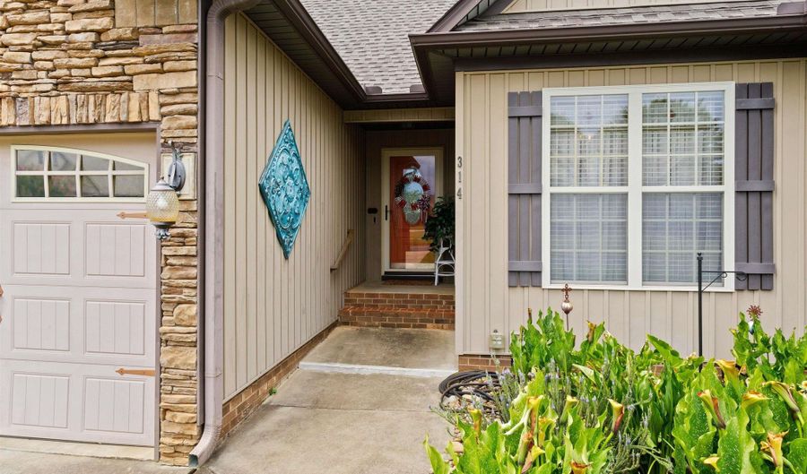 314 War Emblem Dr, Boiling Springs, SC 29316 - 3 Beds, 2 Bath