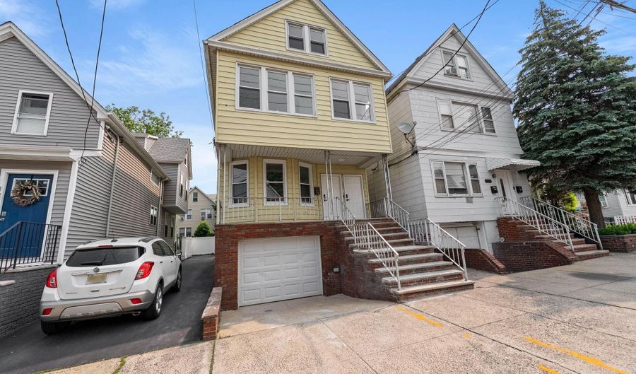 127 W 51ST St, Bayonne, NJ 07002 - 7 Beds, 5 Bath