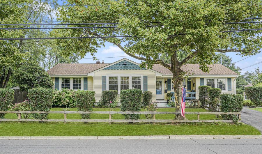 216 Main St, Middletown, NJ 07748 - 5 Beds, 3 Bath