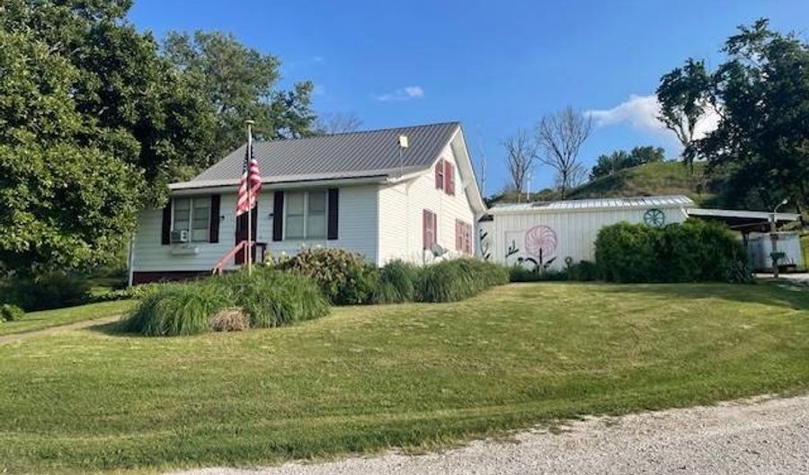 1043 Arenzville Rd, Arenzville, IL 62611 - 5 Beds, 2 Bath
