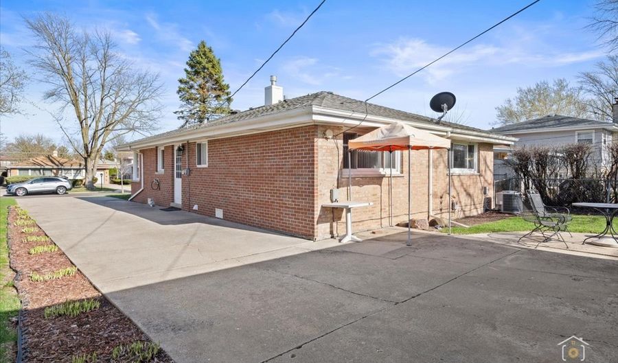 1228 S HADDOW Ave, Arlington Heights, IL 60005 - 3 Beds, 2 Bath
