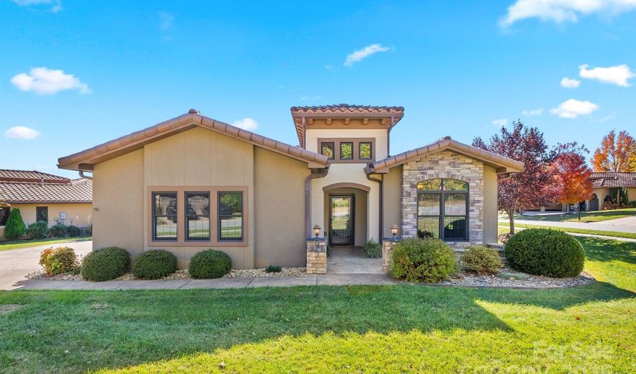 4 Pacifico Dr, Asheville, NC 28806 - 3 Beds, 2 Bath