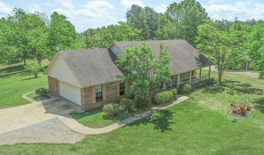 408 Hunters Pkwy, Batesville, MS 38606 - 3 Beds, 2 Bath