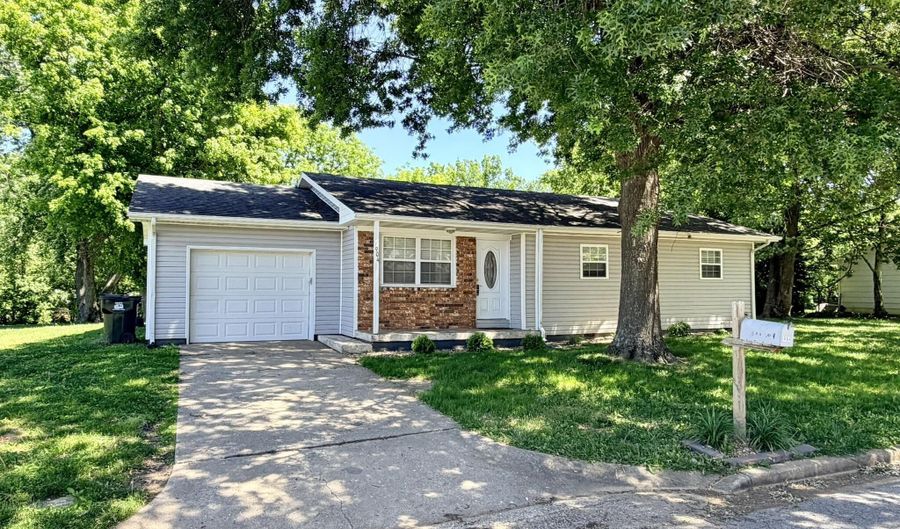 904 S Oak Ridge Dr, Aurora, MO 65605 - 4 Beds, 2 Bath