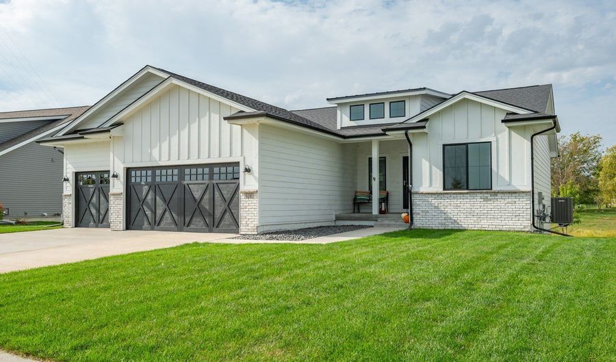 526 Sunset Dr SE, Altoona, IA 50009 - 5 Beds, 3 Bath