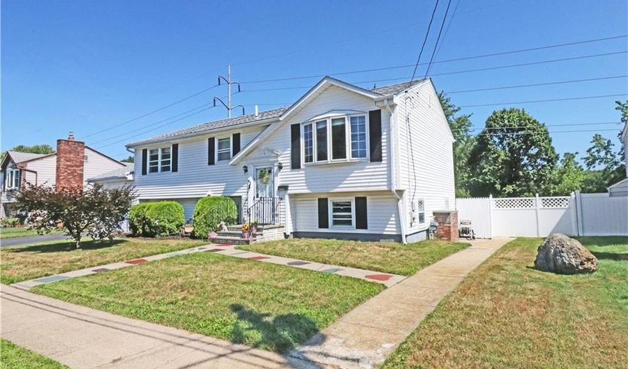 62 Valleybrook Dr, East Providence, RI 02914 - 3 Beds, 2 Bath