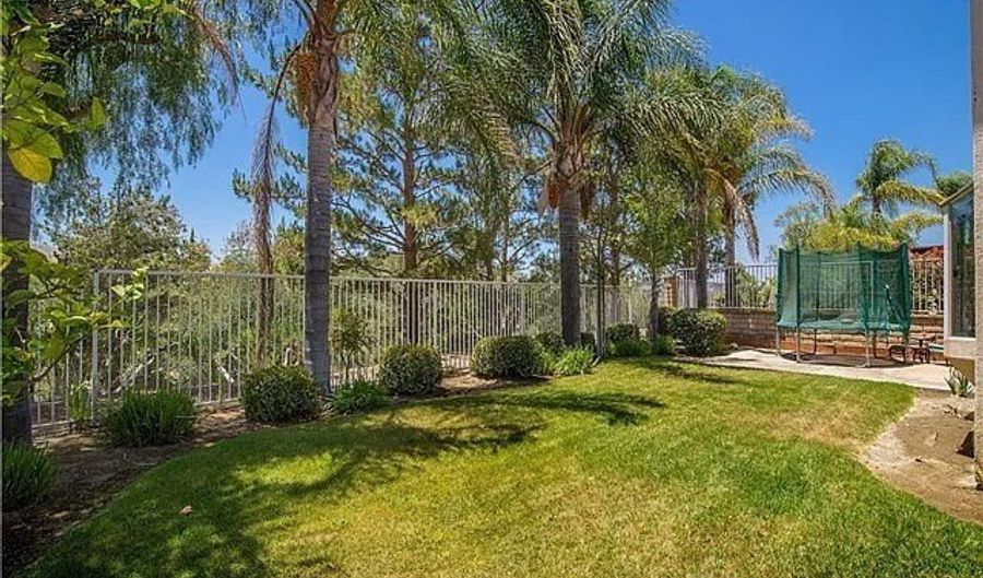823 S Parkglen Pl, Anaheim, CA 92808 - 4 Beds, 4 Bath