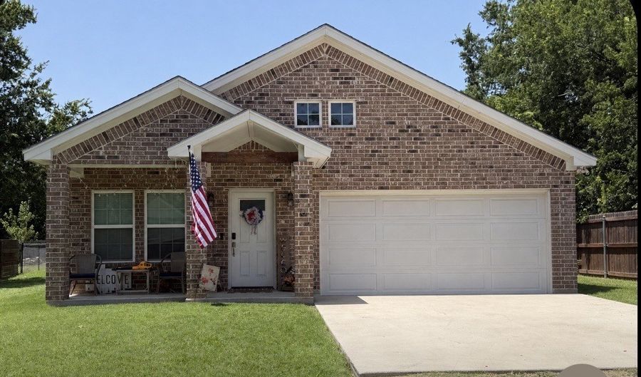 207 N Hubbard St, Alvord, TX 76225 - 3 Beds, 2 Bath