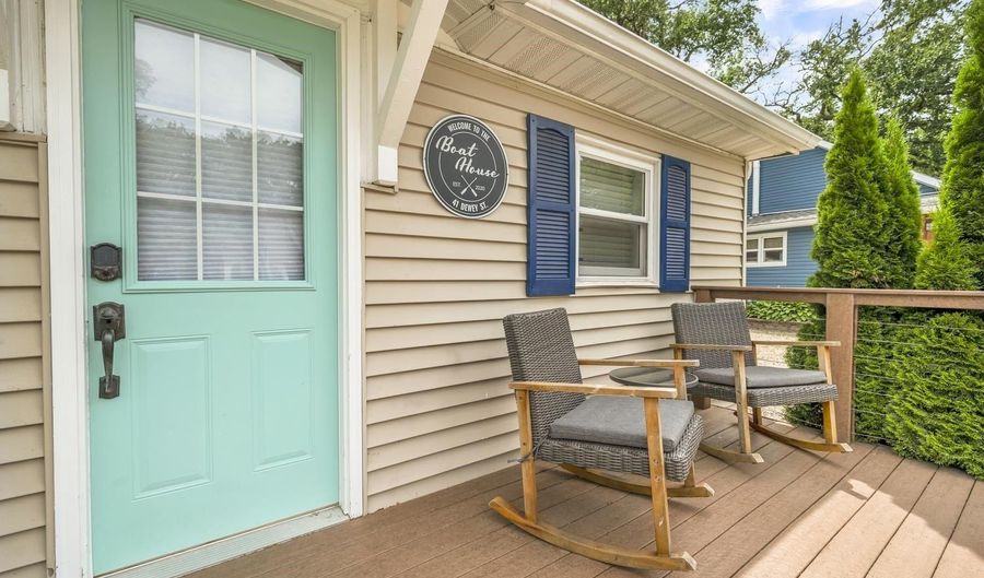 41 Dewey St, Arnolds Park, IA 51331 - 7 Beds, 4 Bath