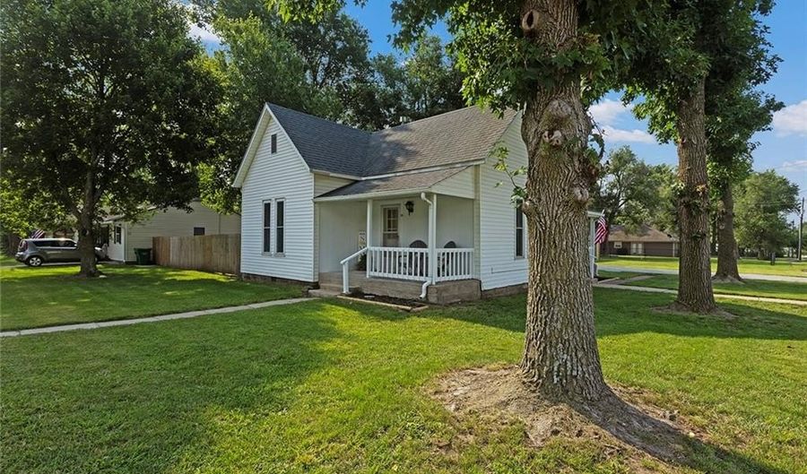 111 E 2nd St, Adrian, MO 64720 - 2 Beds, 1 Bath