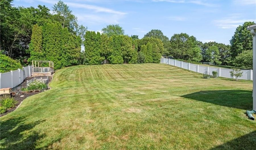 18 Valley Stream Dr, Cumberland, RI 02864 - 3 Beds, 3 Bath