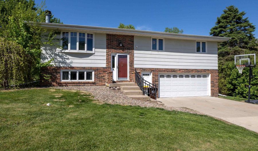 2665 Sun Rdg, Asbury, IA 52002 - 3 Beds, 2 Bath