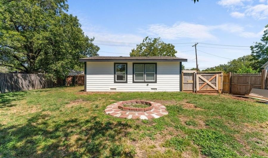 207 E Purdom Ave, Alvarado, TX 76009 - 2 Beds, 1 Bath